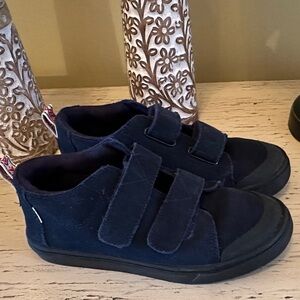 TOMS size 2.5 boys dress shoes xlnt!